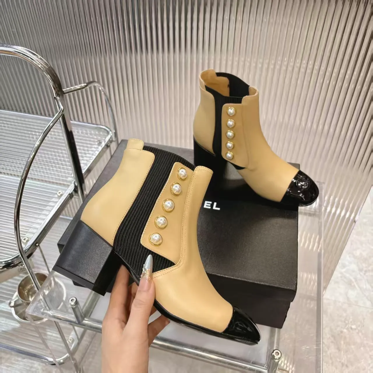 👟👟Ex-factory price 680👟👟 (top version) 𝗖𝗛𝗔𝗡𝗘𝗟𝟐5 years of Chanel𝐅𝐖Must-have for autumn and winter rhombus motorcycle boots Martin boots Xiaoxiangjia's super classic motorcycle boots sweet and cool shape can easily increase the height of the foot and elongate the legs. It is fashionable and fashionable with pearls One-to-one reproduction of the original 👟Material: First-layer cowhide ▪️Heel height: 6.5𝐜𝐦 ▪️Lining: sheepskin ▫️𝐒𝐢𝐳𝐞:𝟑𝟓-𝟒𝟏𝐌(𝟒𝟎, 𝟒𝟏 customization is not returnable) ▪️Sole: original 1:1 molded leather outsole ▫️Color: black, white, apricot (three colors included) ▪️Combined with original full set of packaging📦